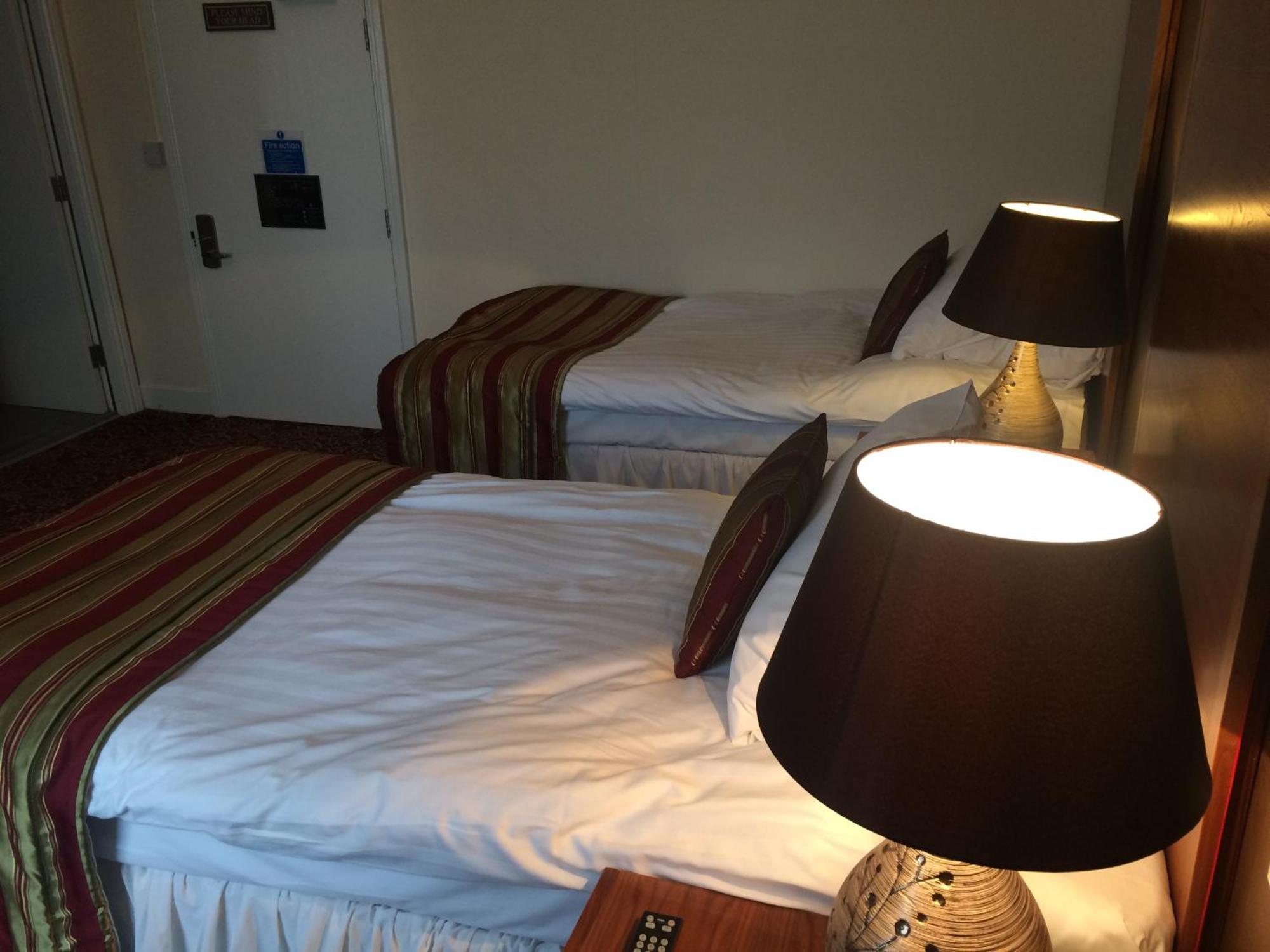 The Three Tuns Hotel Wetherspoon Thirsk Room photo