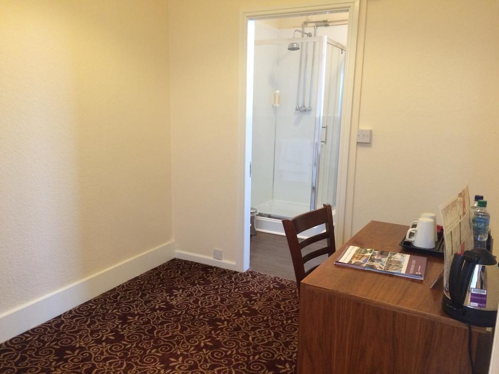 The Three Tuns Hotel Wetherspoon Thirsk Room photo