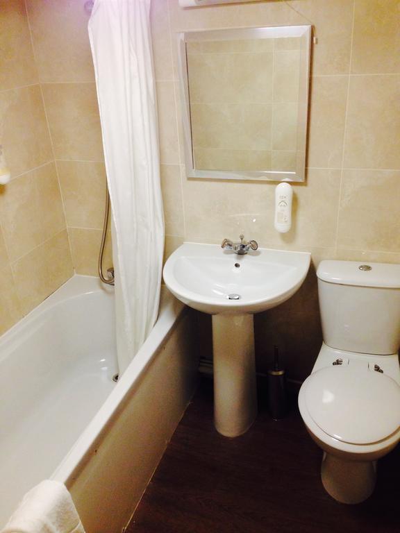The Three Tuns Hotel Wetherspoon Thirsk Room photo